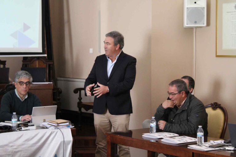 Autarcas reunidos no Conselho Intermunicipal da CIMAA, que se realizou no Salão Nobre da Câmara Municipal de Elvas