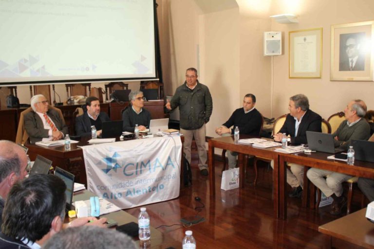 Autarcas reunidos no Conselho Intermunicipal da CIMAA, que se realizou no Salão Nobre da Câmara Municipal de Elvas
