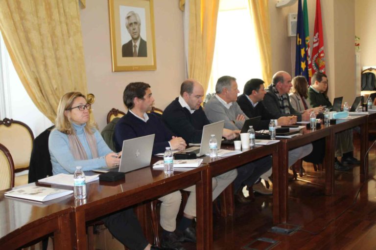 Autarcas reunidos no Conselho Intermunicipal da CIMAA, que se realizou no Salão Nobre da Câmara Municipal de Elvas