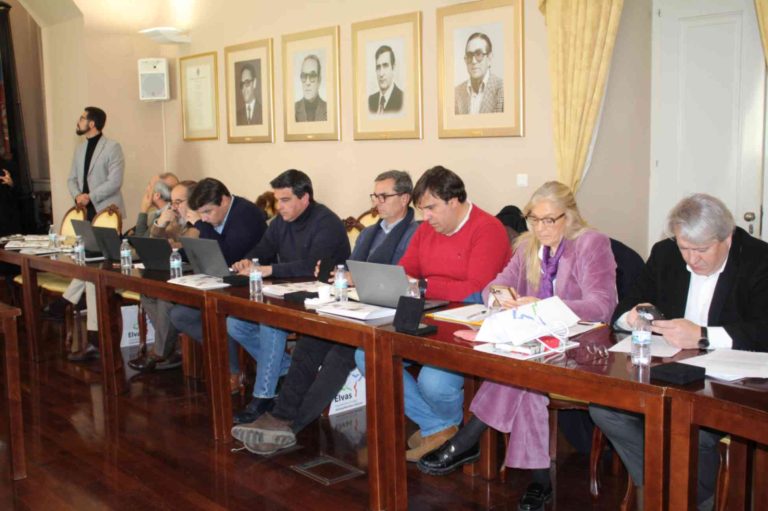 Autarcas reunidos no Conselho Intermunicipal da CIMAA, que se realizou no Salão Nobre da Câmara Municipal de Elvas