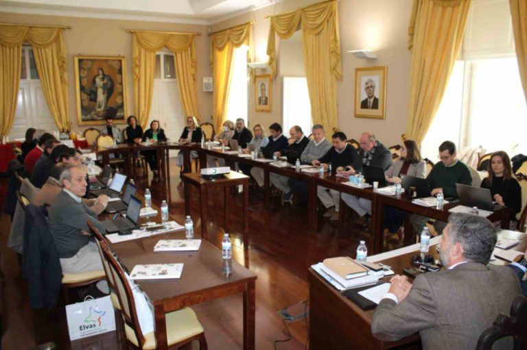 Autarcas reunidos no Conselho Intermunicipal da CIMAA, que se realizou no Salão Nobre da Câmara Municipal de Elvas