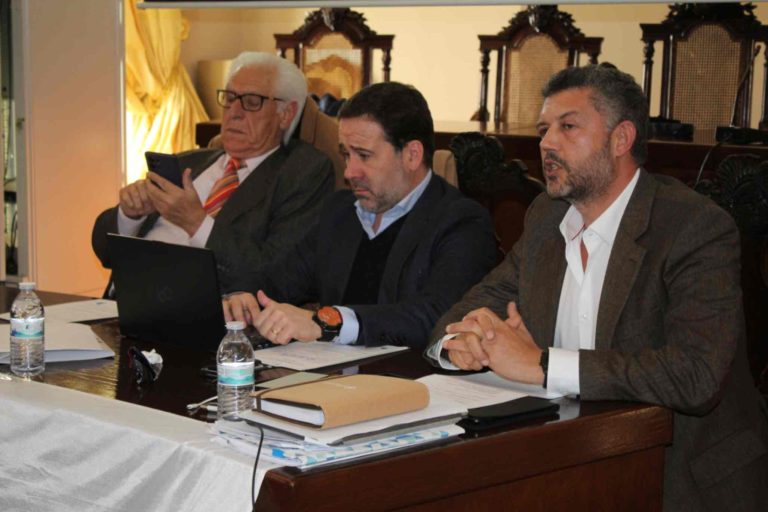 Autarcas reunidos no Conselho Intermunicipal da CIMAA, que se realizou no Salão Nobre da Câmara Municipal de Elvas