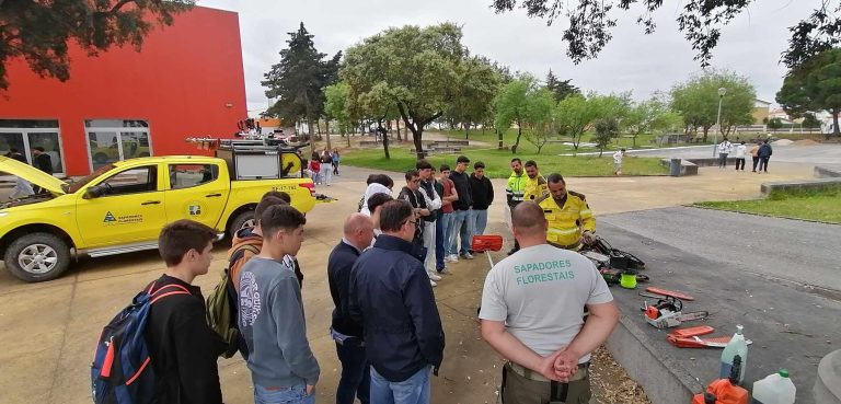 Brigada de Sapadores Florestais da CIMAA em escola de Ponte de Sor na dinamização de uma sessão de esclarecimento