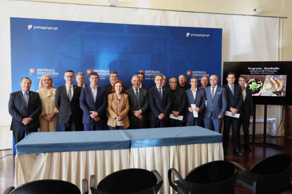 Foto de grupo da assinatura dos protocolos Recolhabio2024